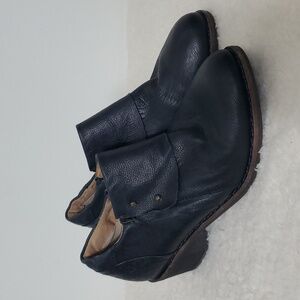 Halsa Michelle Zip Sides in Black Bootie Women's 8.5M